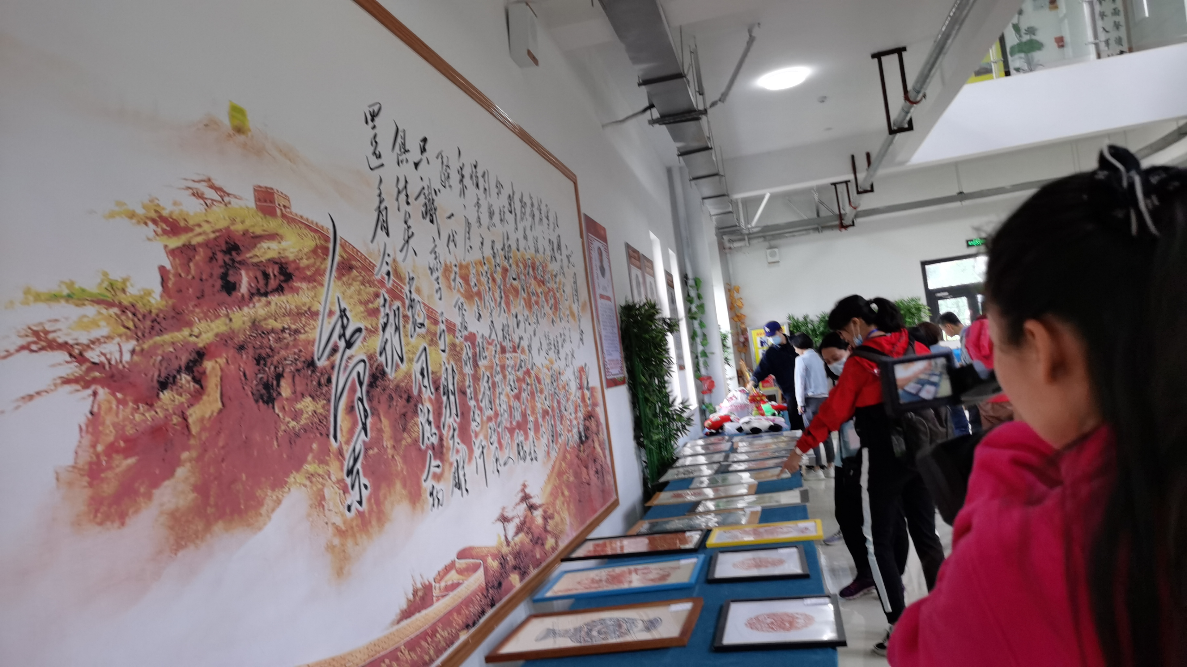 冬不拉拨动两岸记者的心弦，*疆新**特克斯县一中素质教育结硕果