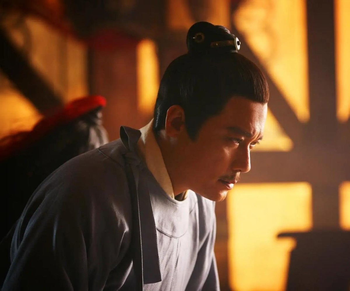 岳飞背后的精忠报国是怎么刻的,正史记载岳飞背后所刻的四个字