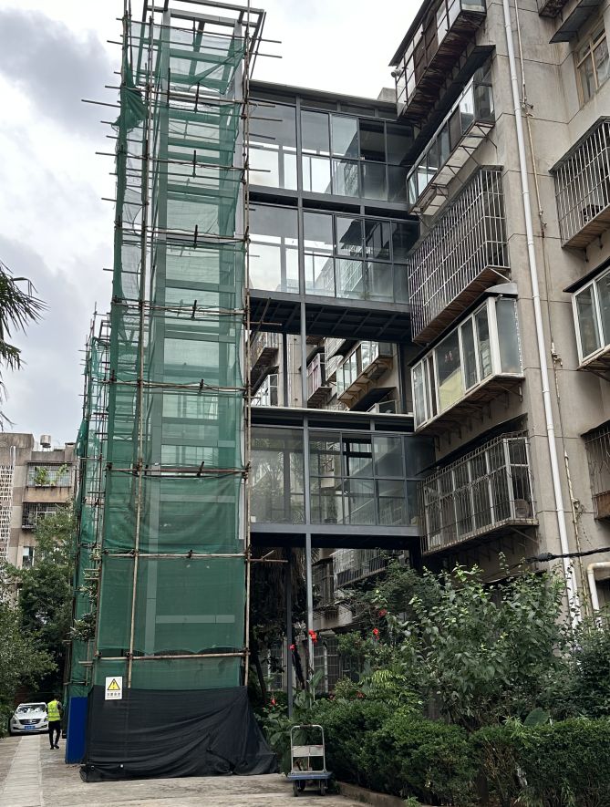 省委*党**校生活区11部共享电梯烂尾近4年又危险又不美观