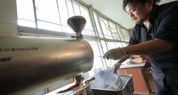 他住在日本深山一间废弃了的学校里7年，活成了许多人追求的样子