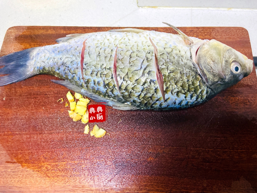 鱼皮不刮怎么去鳞,做烤鱼的时候鱼皮不破的方法