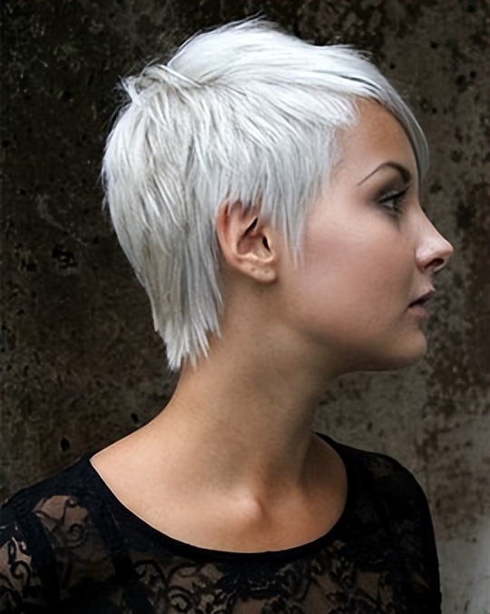 头发一夜变白的主要原因是什么,头发变白一绺怎么回事