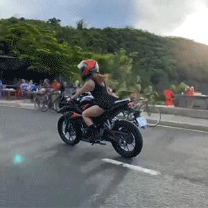 女生骑摩托车伸腰,女生骑摩托车前轮翘起来