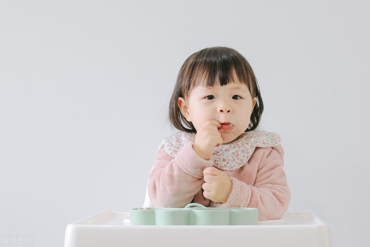 小孩吃饭喜欢吞饭怎么纠正,怎么解决孩子吃饭老是含着