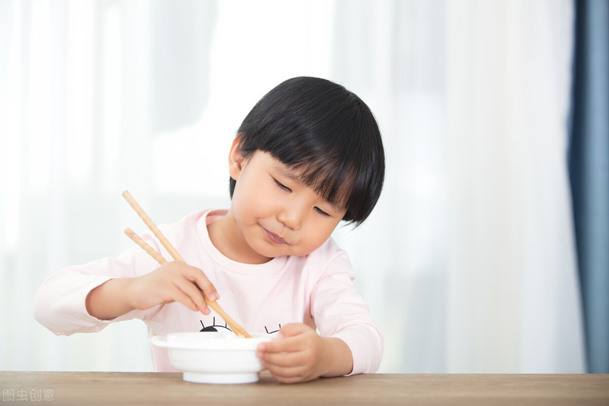 吃饭磨蹭的孩子该怎么引导,孩子吃饭磨蹭只需4个方法