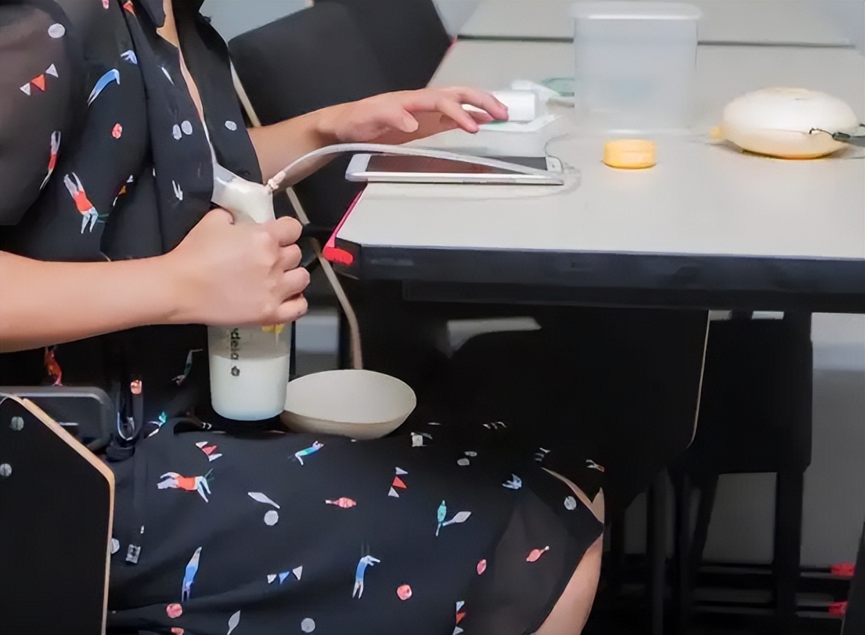 用奶瓶装母乳宝宝还是不吃怎么办,奶瓶喂母乳和亲喂有什么区别