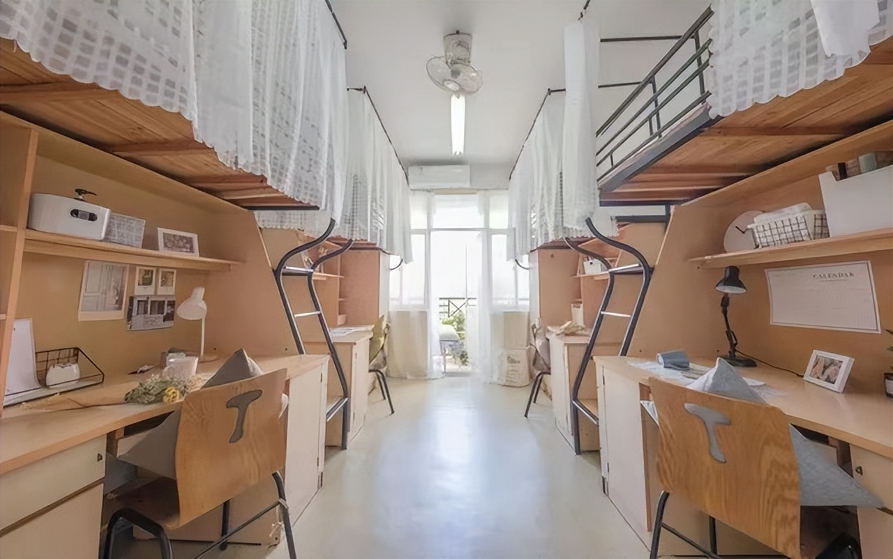 同样是大学宿舍，清北与浙大的选择，网友：这个问题我要想一会儿