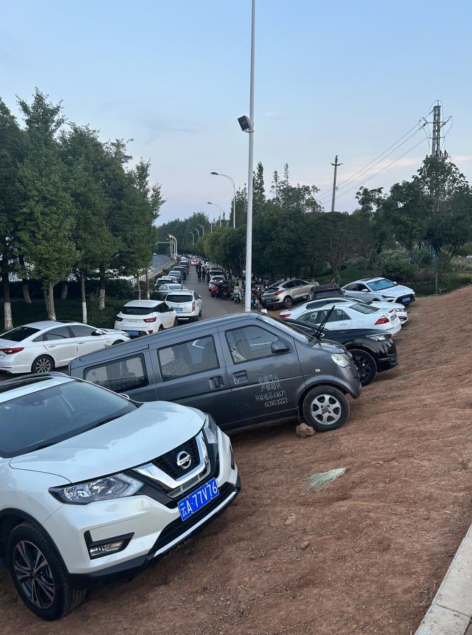 曝光台践踏草坪,不文明曝光台踩踏草坪