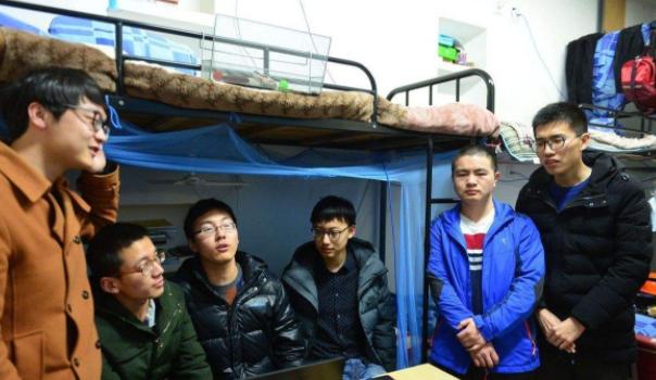 大学女生被室友孤立了怎么办,大学女生被舍友孤立怎么办