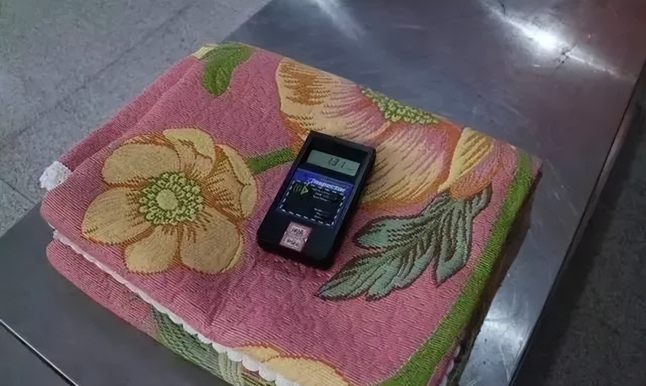 马上停止佩戴这东西，辐射超强会致癌，戴一天等于胸透117次！白送都别要，有的赶紧扔