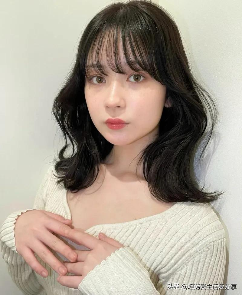 两边翘起来的发型有氛围感,散发发型既简单又俏皮