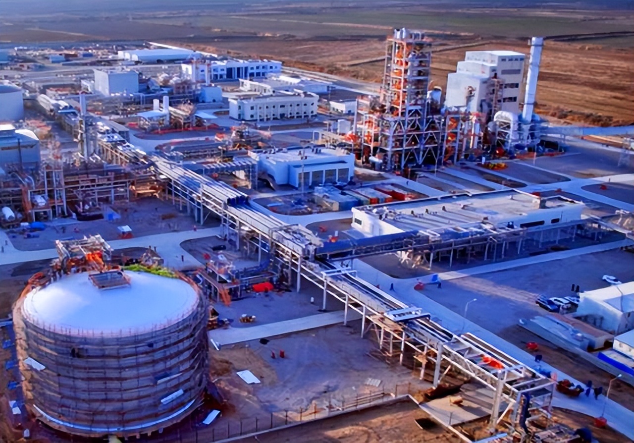 亚洲唯一中立国，水电免费汽油仅一毛，这个国家为何能闷声发大财