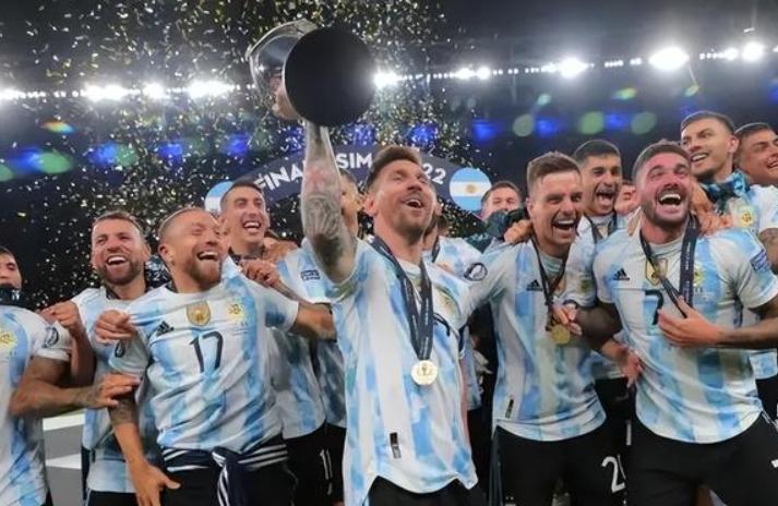 笑不活了!梅西乘飞机抵京,被安保包围显慌张,有望与国足较高下