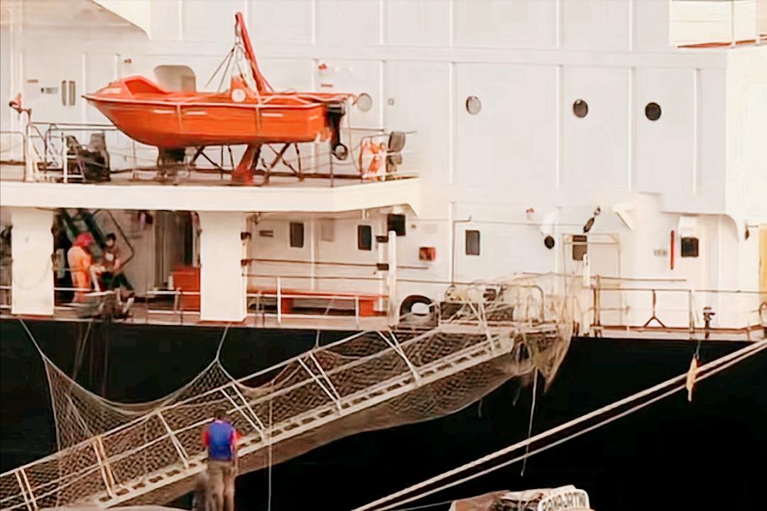 船到孟加拉，当地人送女儿给船员的婚俗要不得，船员善举让人感动