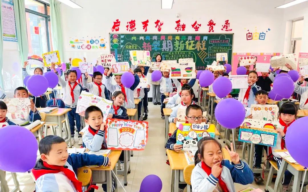 开学季校园展示打卡,开学啦冰墩墩小学生积极向上图片