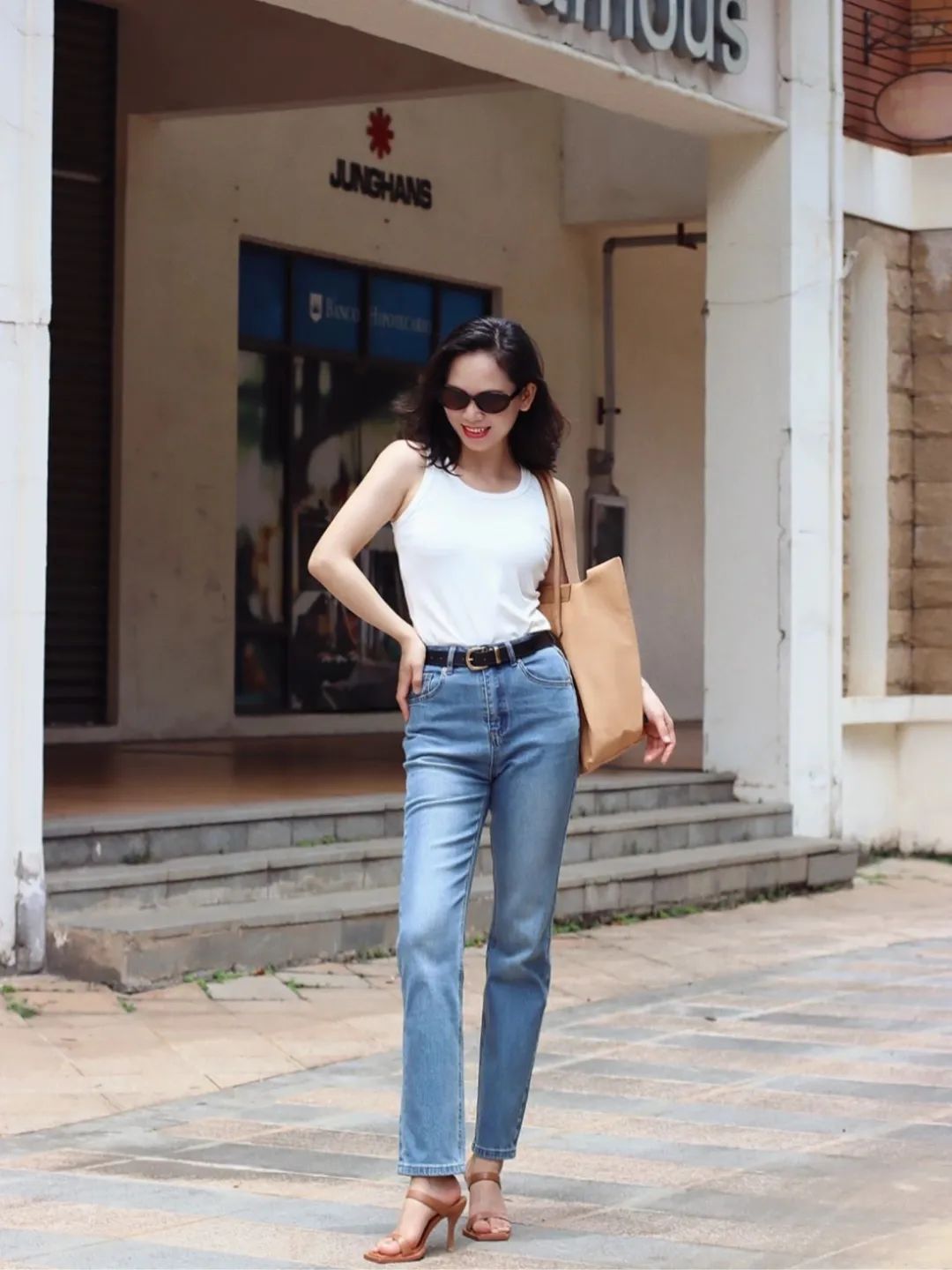 简约背心是一件百搭单品,哪种款式的背心比较经典百搭呢