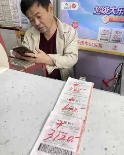 店主买下打错彩票中了30万：客户不要，无奈倒贴18块，没想到中了