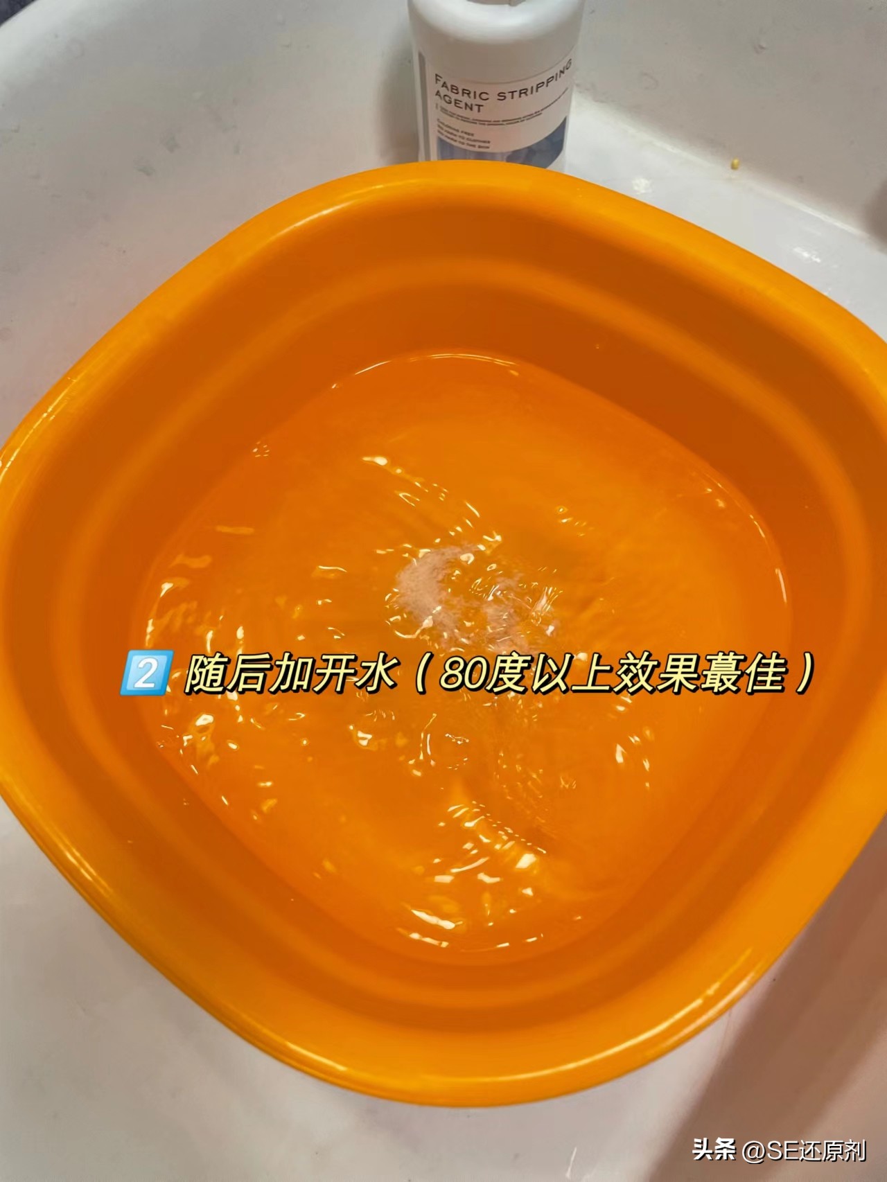 深棕色衣服被84染色怎么恢复原色,洗衣服的时候不小心染色了怎么办