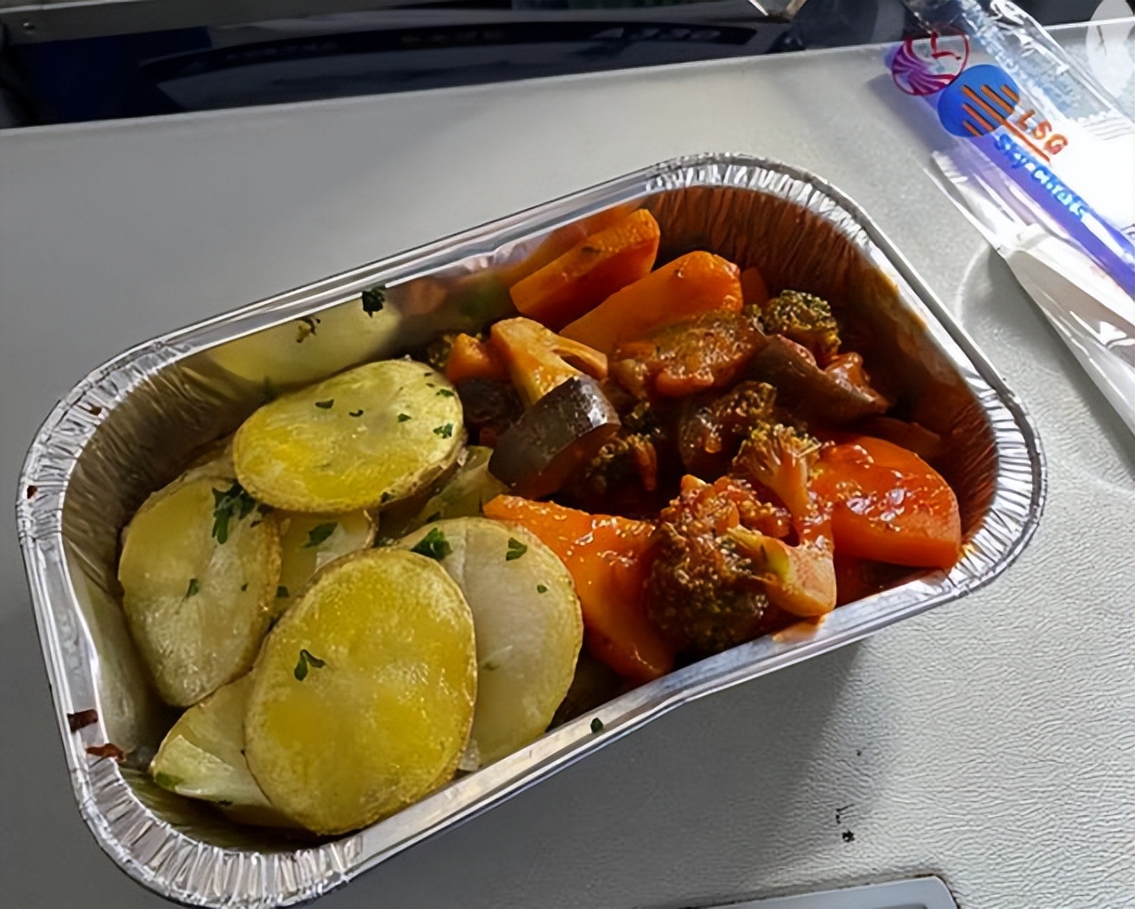 飞机免费4项服务,飞机上提供的服务