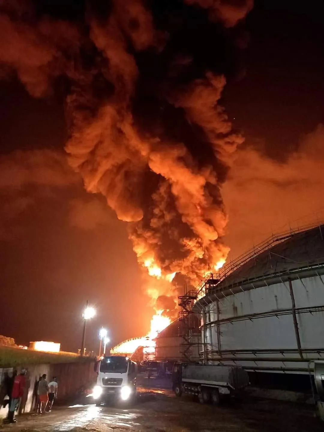 日本炼油厂发生火灾图片,日本炼油工业火灾爆炸事故分析