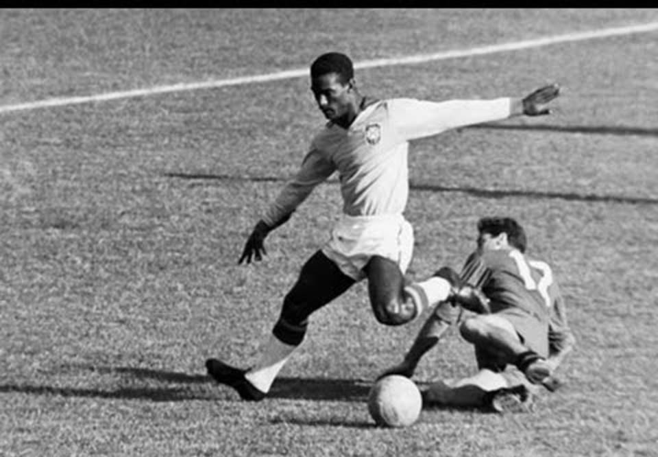 历史巴西球星排行前十名,巴西历史足球巨星排名前十名