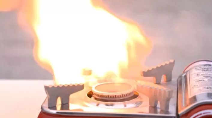 家中聚餐厨房突然爆炸,在吃饭时爆炸的尴尬瞬间