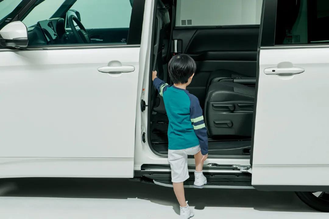 丰田埃尔法值不值得加价,丰田小埃尔法voxy曝光