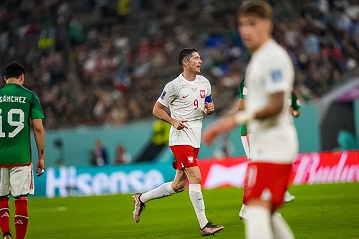 莱万能拿金球奖吗,莱万的标志性点球有争议吗