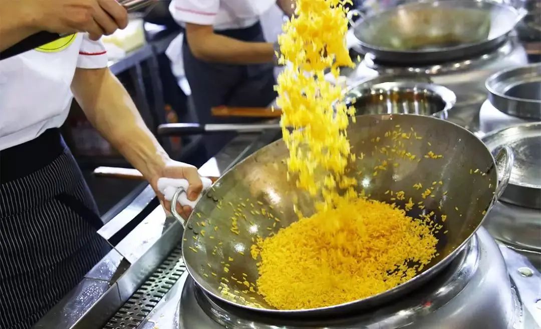 请厨师做自助快餐能赚钱吗,卖炒饭一年赚700万