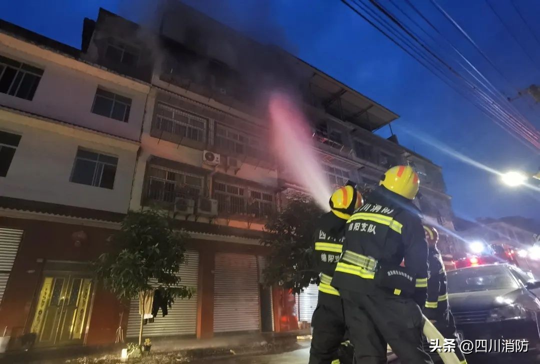 记者变装消防员,采访途中突遇火情记者变身消防员