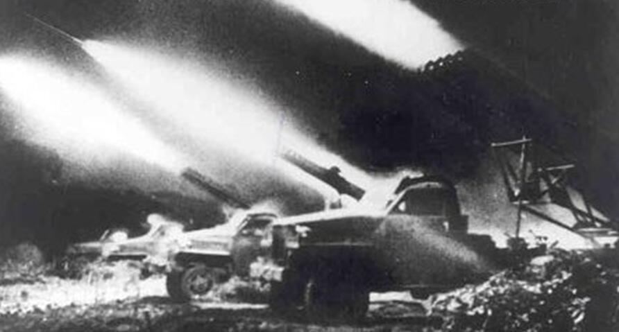 中美停战李承晚不服气,志愿军调大炮猛轰韩军,毛*东泽**:打服他