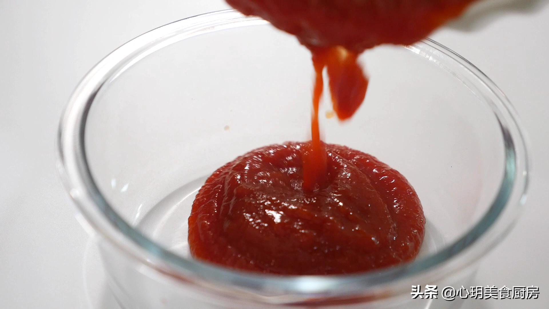 把番茄酱调成番茄沙司方法,把番茄放入冰箱边