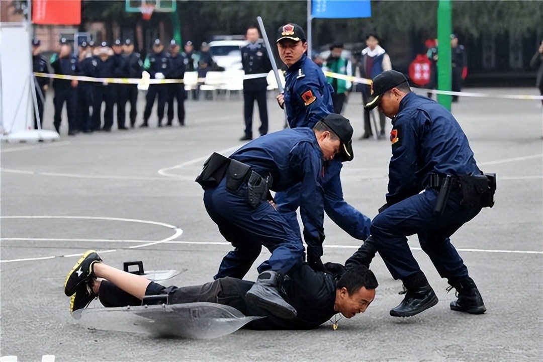 武警队长抓捕恐怖分子,暴恐分子袭击矿工