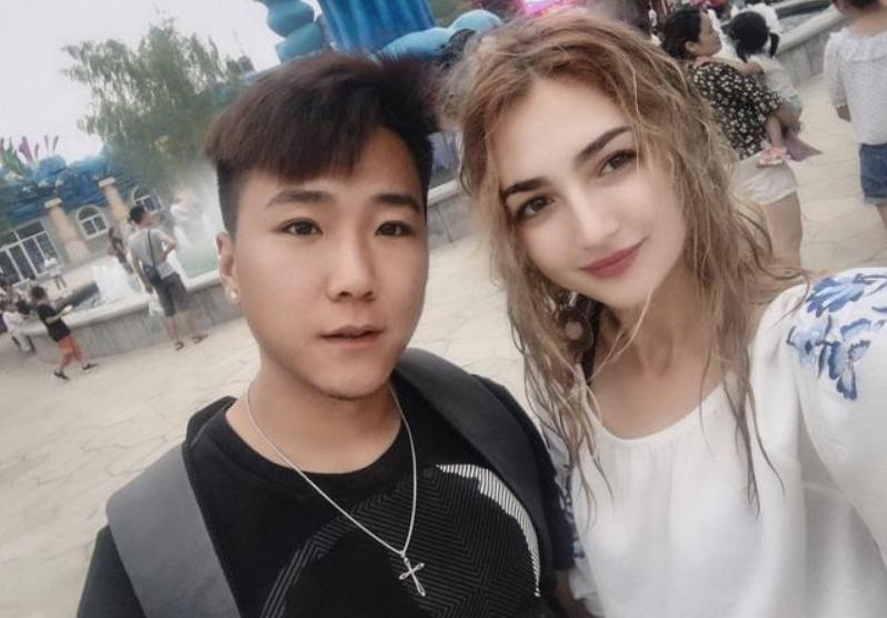 19年天津小伙踢场足球，换来个乌克兰美女硕士做老婆，如今咋样