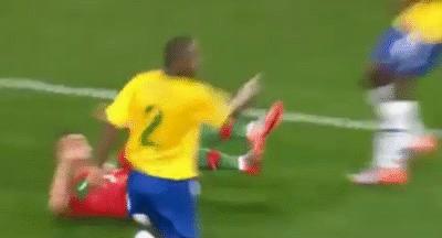 足球场上搞笑视频,盘点足球十大搞笑瞬间