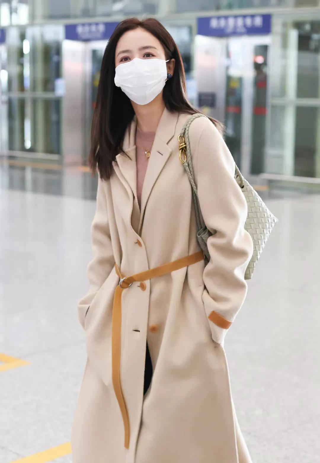 佟丽娅穿搭牛仔喇叭裤,佟丽娅连帽卫衣配大衣穿搭