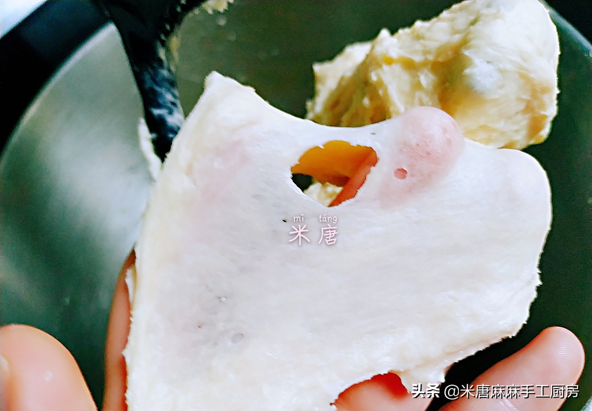 米唐麻麻玩转面团：#吐司日记#芋泥肉松吐司