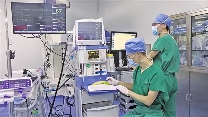 大妈上厕所正用力，身体掉下一块“肉”？医生坦言：这是你的子宫