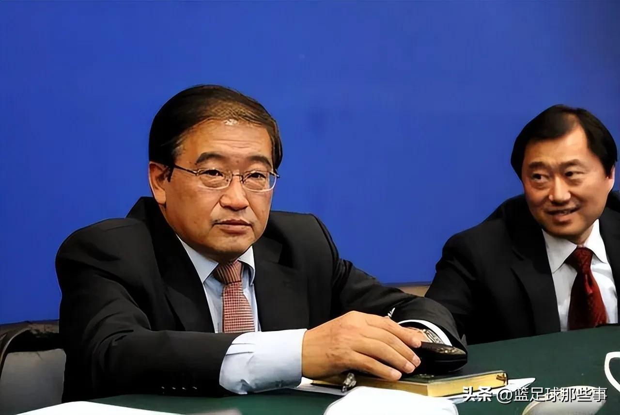 于洪臣跟杜兆才是师兄弟,与南勇是同学,他们的老师也曾任足协主席