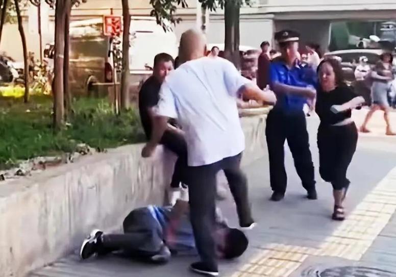 女子被司机打耳光后续赔了多少钱,女人被司机打耳光司机赔了10万