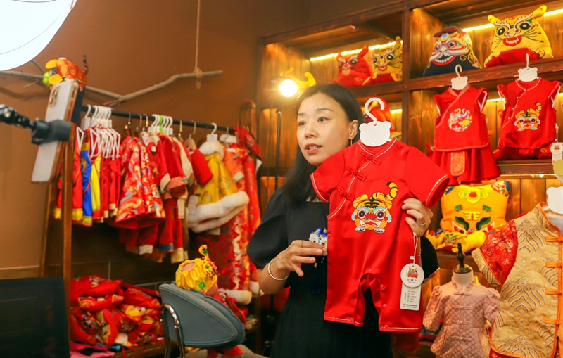 闻喜小糖人婴幼儿服饰：加紧生产“布老虎”服饰满足节日市场