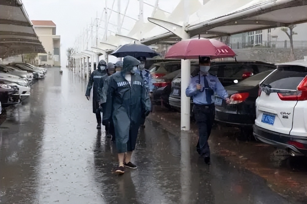 监狱一年四季都是囚服吗,监狱一年四季都是穿一样的衣服吗