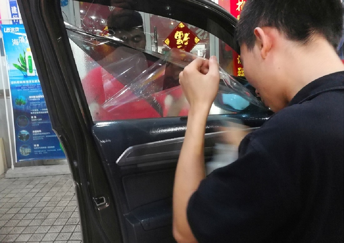 车窗膜一撕就碎怎么去除,车窗玻璃膜撕完夹缝中还有怎么办