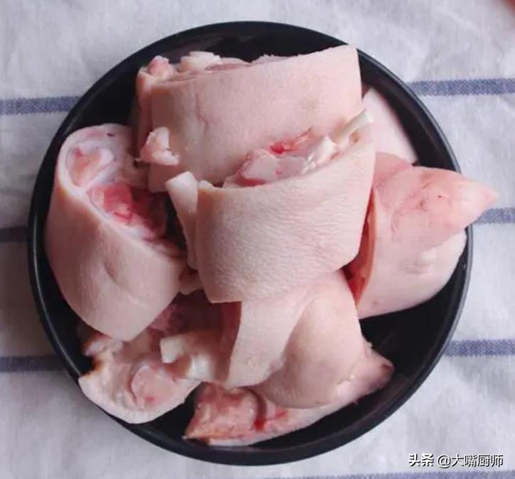 买猪蹄白色的好吗,猪蹄的挑选技巧