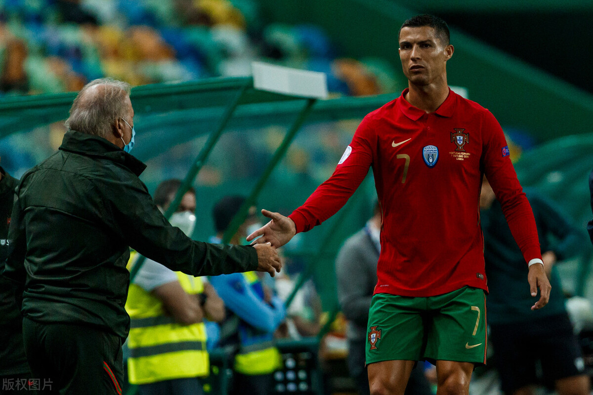 c罗打进倒挂金钩众人反应,c罗真的摔了球迷的手机了吗