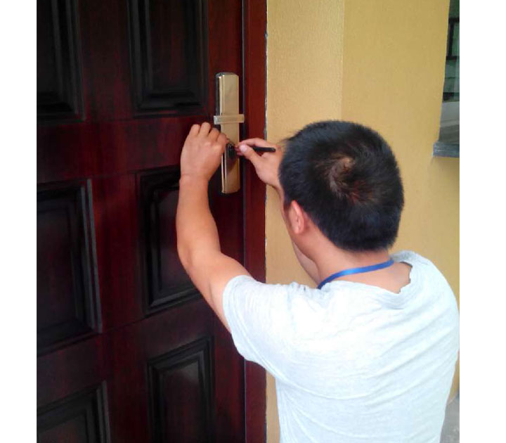 开锁匠收多少钱,开锁师傅24小时上门开锁靠谱吗