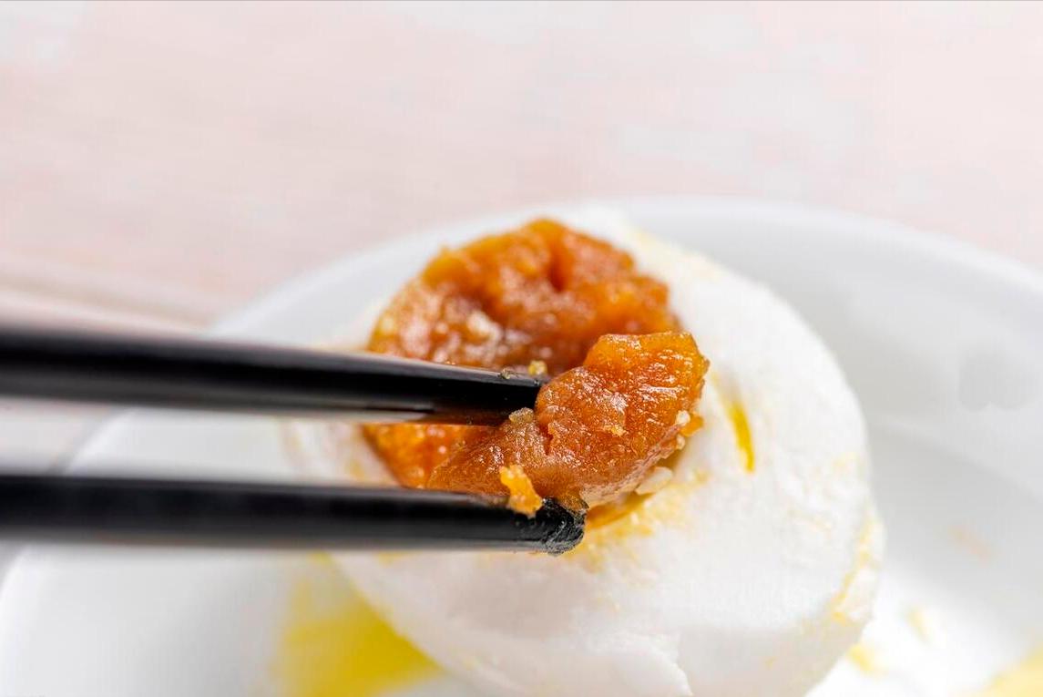 盐水腌咸鸭蛋步骤视频,腌咸鸭蛋不用盐水腌