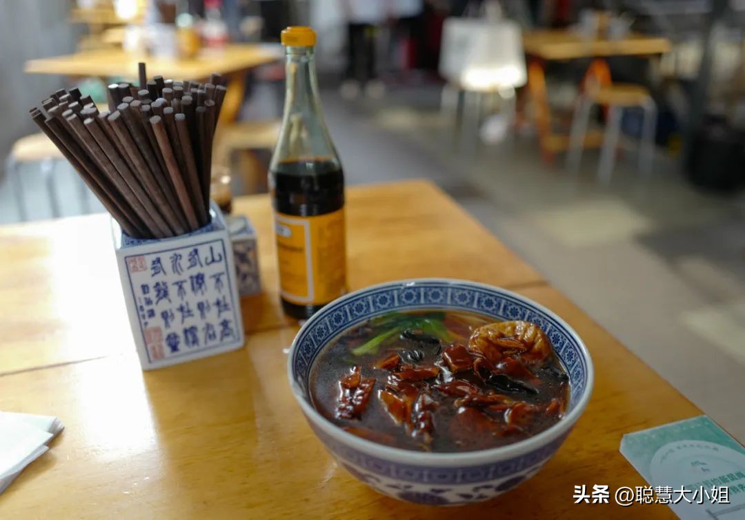 去这条充满松弛感的“小马路”，慵懒地溜达一天才是正经事