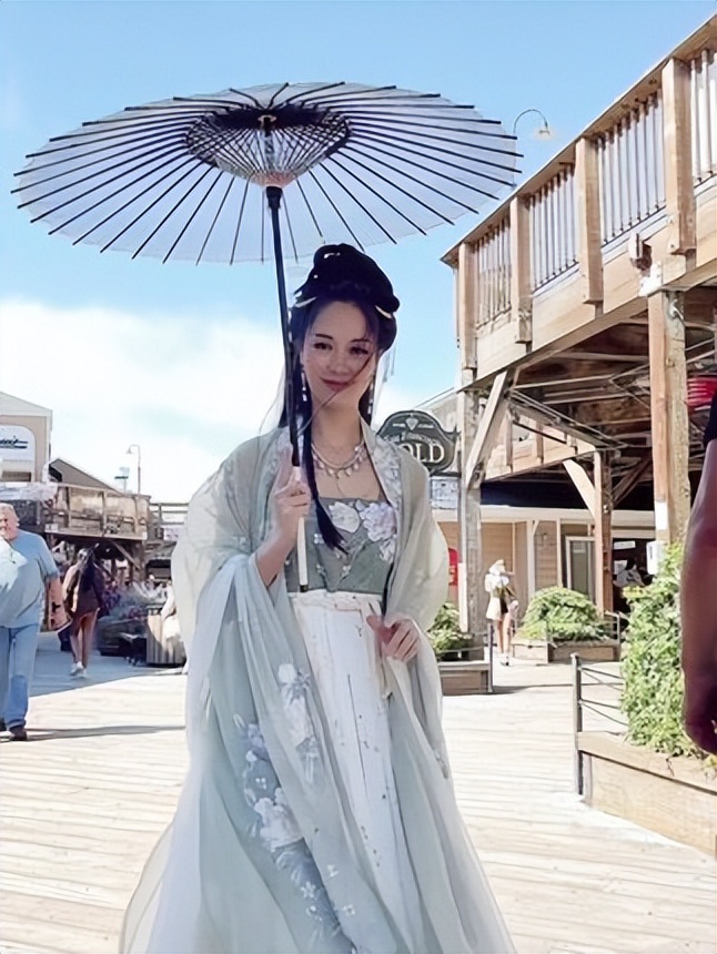 川妹子穿汉服在国外,穿红衣汉服走在国外街头