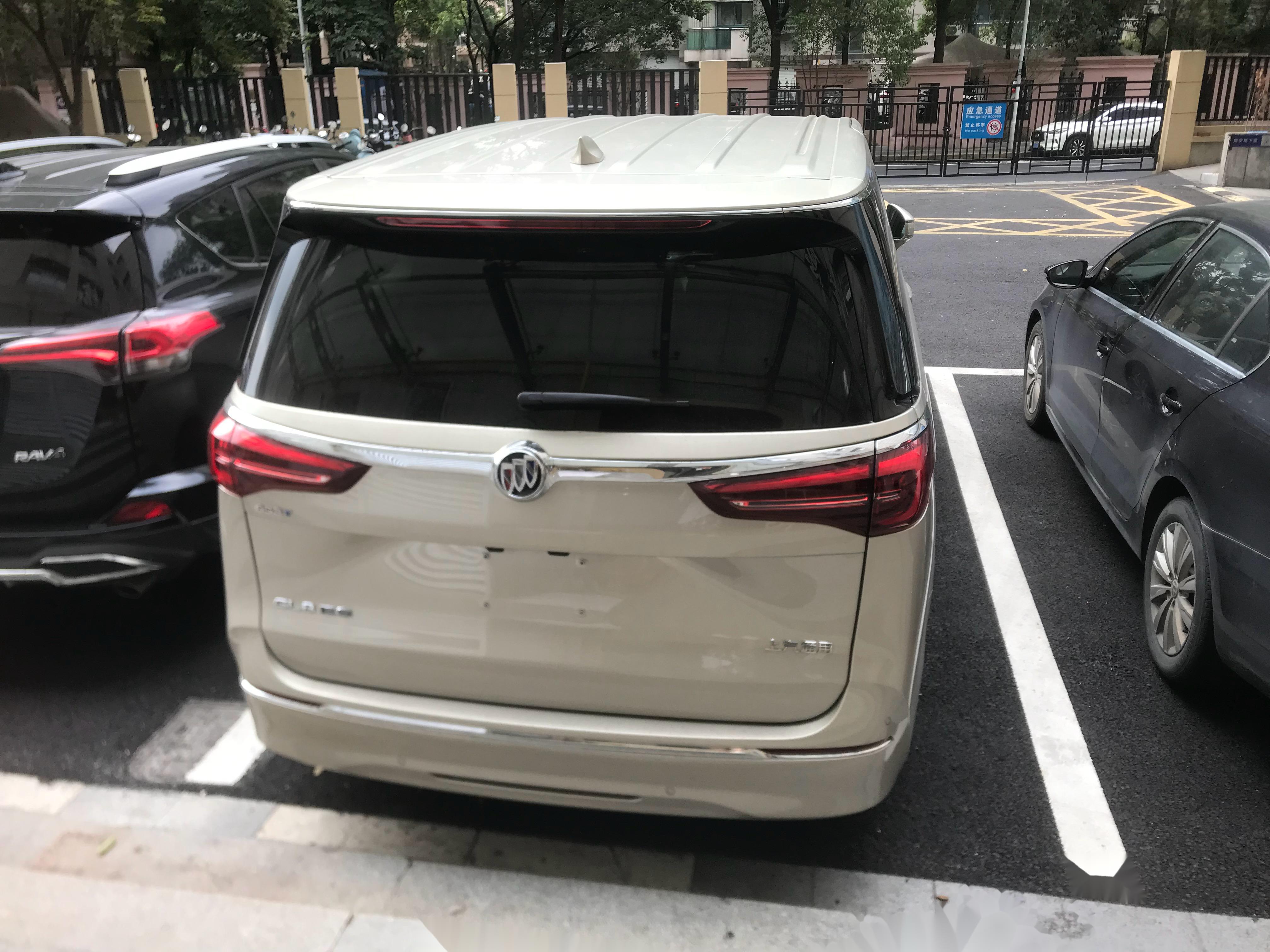 别克gl8商务车和大众威然哪个好,2022年别克gl8商务车多少钱